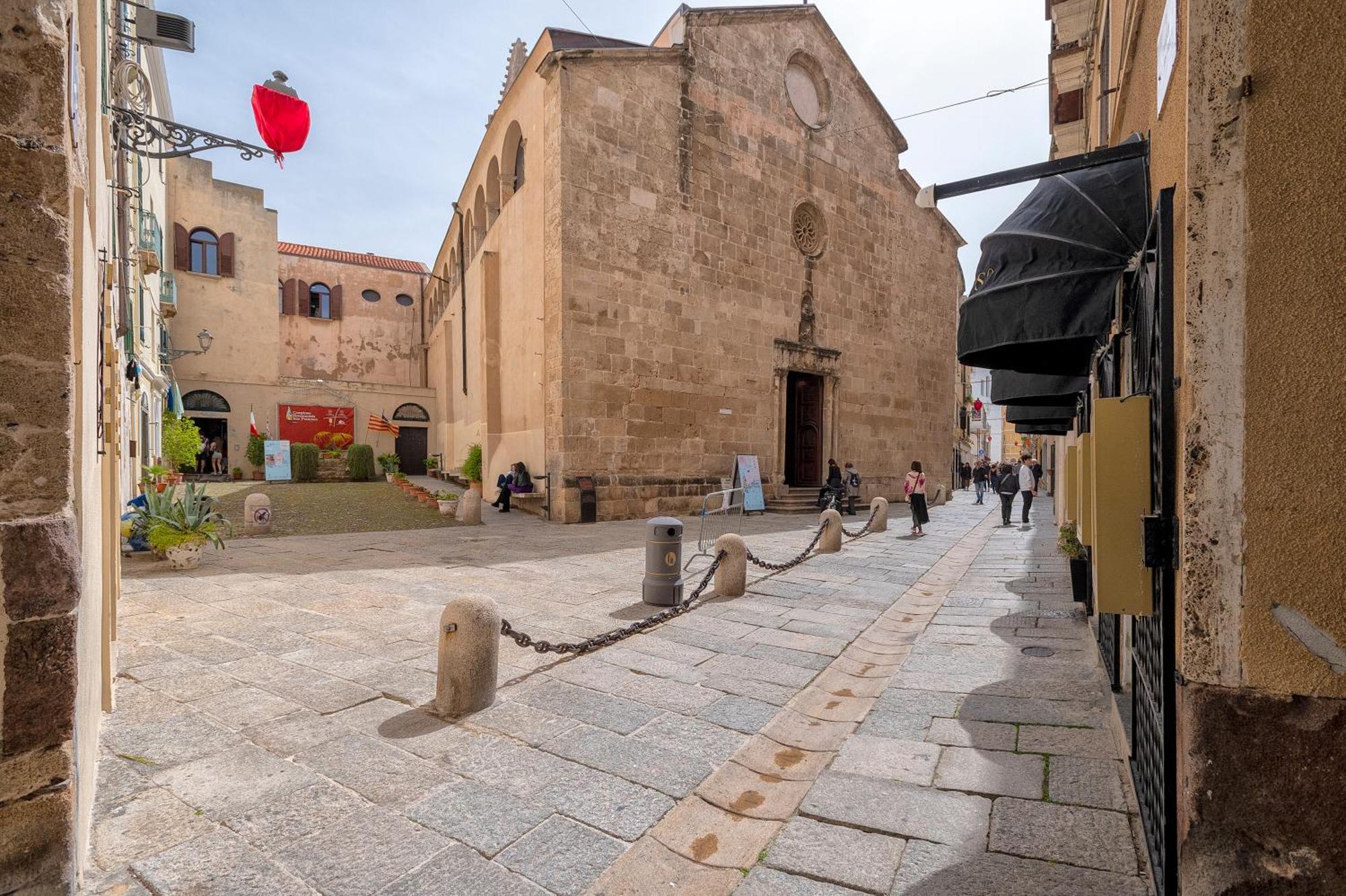 Sardinia Re - Corso 32 *